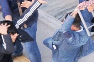 Esnaf, kızlara laf atan gen&ccedil;leri tabureyle d&ouml;vd&uuml;