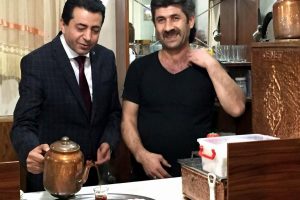 Zırhlıoğlu, vatandaşlara kendi elleriyle &ccedil;ay ikram etti