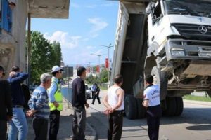 Şof&ouml;r dalgınlığı kamyonu şaha kaldırdı!