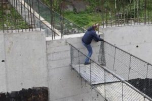 Ortasına duvar &ouml;r&uuml;len asma k&ouml;pr&uuml; g&ouml;renleri şaşırtıyor