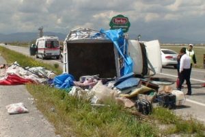 İş&ccedil;ileri taşıyan kamyonet devrildi: 1 &ouml;l&uuml; 11 yaralı
