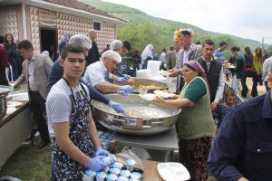 Bursa İneg&ouml;l'de Bakmaca Şenliği'nde Oğuz Yılmaz sahne aldı