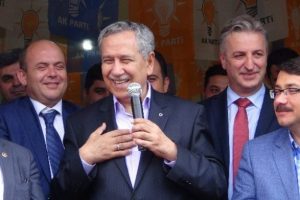 Konuşması sloganlarla b&ouml;l&uuml;n&uuml;nce tepkisi g&uuml;lmek oldu
