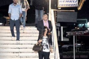 Aynı arabayla geldiler ayrı arabayla gittiler...