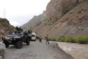 Hakkari'de ara&ccedil; Zap Suyu'na u&ccedil;tu: 5 kayıp