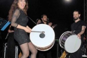 Işın Karaca ilk kez mini etekle sahneye &ccedil;ıktı...