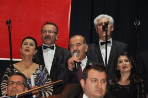 Mudanya G&uuml;zeli şarkısını Başkan T&uuml;rkyılmaz seslendirdi