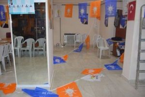 AK Parti se&ccedil;im b&uuml;rosuna bı&ccedil;aklı saldırıda bir kişi yaralandı!