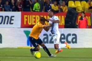 Ronaldinho penaltı yaptırmak isterken rezil oldu!