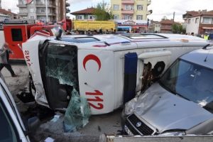 Ambulansın karıştığı feci kazada 1 &ouml;l&uuml;, 3 yaralı
