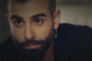 Konseri iptal edince sahneyi pet şişe yağmuruna tuttular