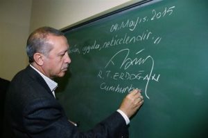 Erdoğan tahtaya yazıp altına imzasını attı
