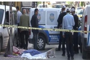 Kaldırımı ara&ccedil;lar işgal edince yoldan y&uuml;r&uuml;d&uuml; canından oldu