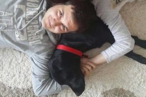 K&ouml;peğini kurtarmak i&ccedil;in girdiği havuzda &ouml;ld&uuml;