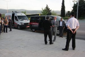Bursa'da MHP'li adayın aracı &uuml;niversiteye alınmadı