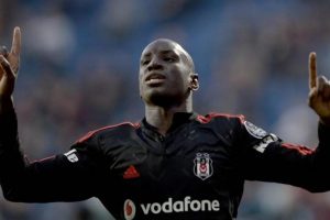 D&ouml;n&uuml;ş yolculuğunda Demba Ba coşkusu