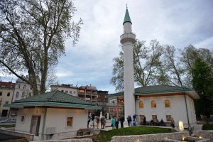 Saraybosna`daki tarihi M&uuml;sl&uuml;man mezarlığı g&uuml;n y&uuml;z&uuml;ne &ccedil;ıkarıldı