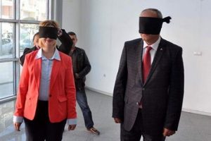 Milletvekili adaylarının g&ouml;zlerini bağladılar!