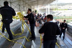 Aydın'da trib&uuml;n &ccedil;&ouml;kt&uuml;;9 yaralı var!