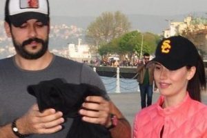 Makyajsız haliyle g&ouml;ğs&uuml;n&uuml; gere gere poz verdi...