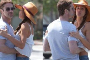 Gerard Butler sokak ortasında ellerine hakim olamadı...