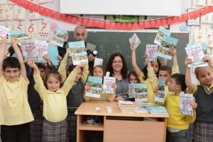 Nil&uuml;fer okuyan bir Bursa i&ccedil;in kitap dağıttı