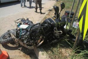Otomobille &ccedil;arpışan motosiklet s&uuml;r&uuml;c&uuml;s&uuml; ağır yaralandı