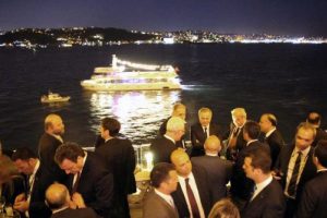 Bakan Yılmaz'dan 2 bin konuğa Boğaz'da akşam yemeği