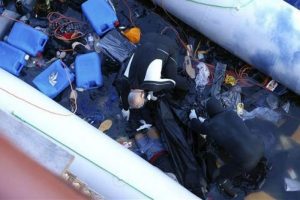 Akdeniz'de g&ouml;&ccedil;men dramı: Hayatta kalmak i&ccedil;in birbirlerini ezdiler