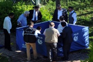 Kayıp polis memuru parkta &ouml;l&uuml; bulundu