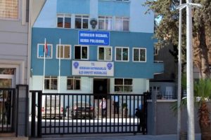G&ouml;zaltındaki ş&uuml;pheli, polisi vurdu