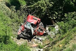 Taş y&uuml;kl&uuml; kamyon u&ccedil;uruma yuvarlandı: 2 &ouml;l&uuml;