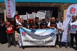 Siyah giyen hemşireler iş y&uuml;k&uuml;n&uuml; protesto etti