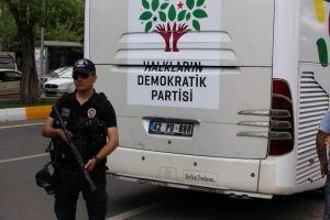 HDP'ye Diyarbakır'da 42 plakalı ara&ccedil;