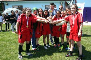 Nil&uuml;fer'de futbolcu kızlar erkeklere taş &ccedil;ıkarttı