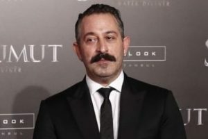 Cem Yılmaz yeni filminin afişini paylaştı