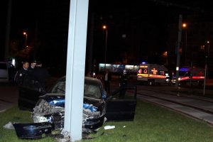 Otomobil tramvay yoluna girdi: 2 yaralı