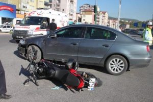 Otomobil ile &ccedil;arpışan motosikletin s&uuml;r&uuml;c&uuml;s&uuml; yaralandı