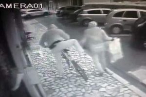 Bursa'da bir apartman ayakkabısız kaldı! Şemsiyeli hırsızlar...