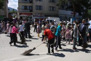 Bursa İneg&ouml;l'de Belediye Başkanı sokakları s&uuml;p&uuml;rd&uuml;