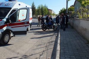 Motosiklet s&uuml;r&uuml;c&uuml;s&uuml; polis aracına &ccedil;arptı