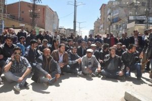 Y&uuml;ksekova VEDAŞ'a taşlı saldırı