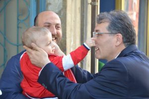 Bursa'da se&ccedil;im turunda burnunu kaptırdı