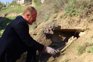 Tarihi mezarlık onarılmayı bekliyor