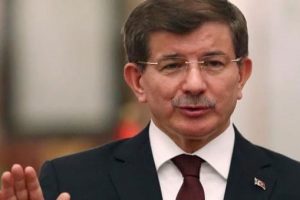 Davutoğlu Bing&ouml;l'de bir gen&ccedil;le işaret diliyle konuştu