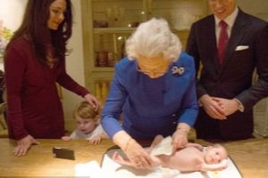 Krali&ccedil;e Elizabeth torununun altını değiştirdi