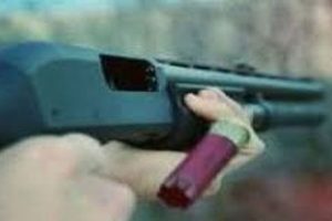 Para vermeyen babasını av t&uuml;feğiyle &ouml;ld&uuml;rd&uuml;