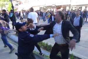 Erzincan'da tehlikeli gerginlik ! Polise b&ouml;yle vurdu