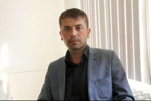 Okul m&uuml;d&uuml;r&uuml;n&uuml; darp eden veli a&ccedil;ıklama yaptı