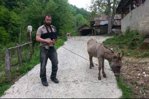 Eşek saldırınca sahibinden şikayet&ccedil;i oldu